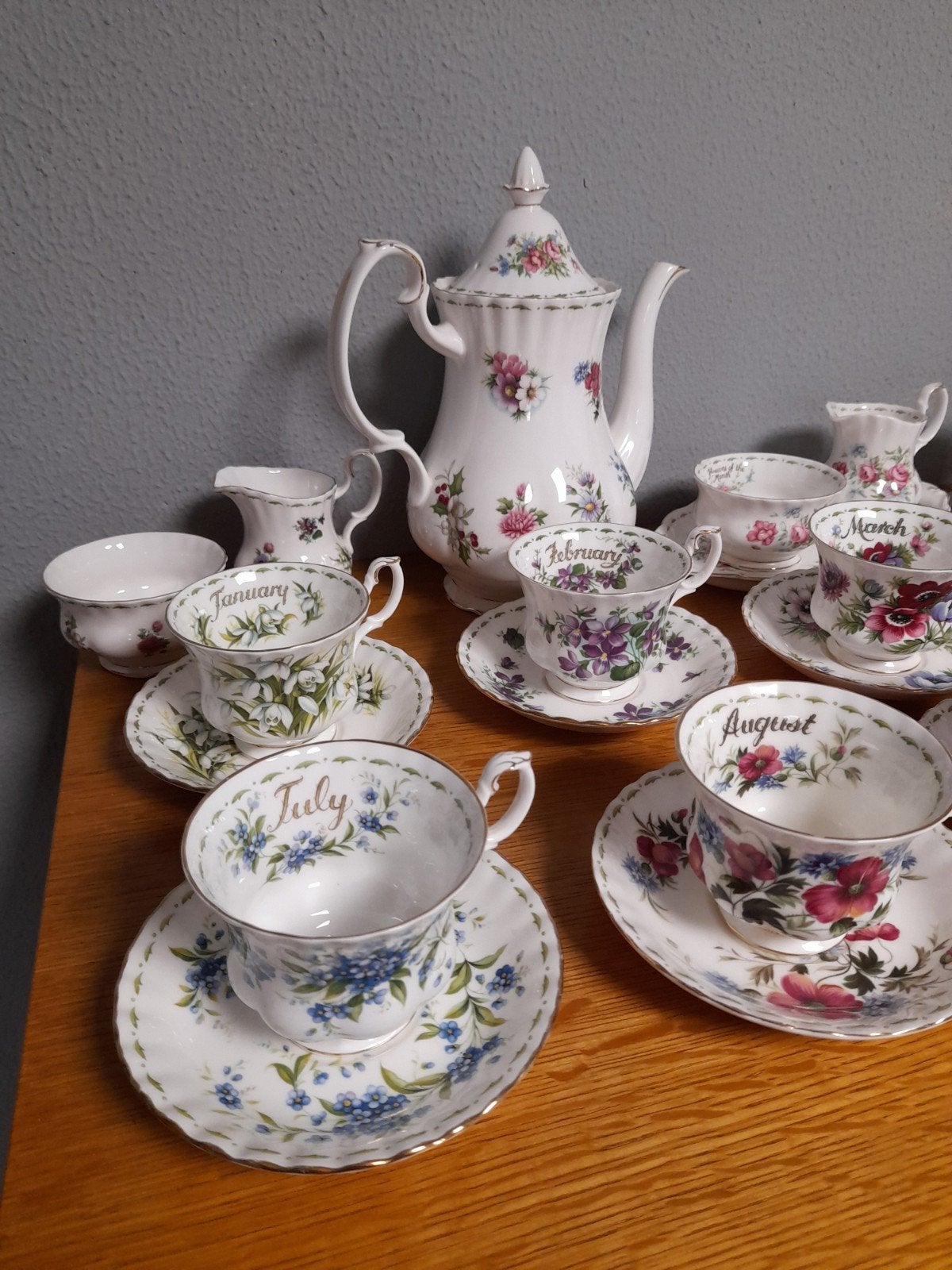 Heel veel servies royal albert flower of the month los t.k, Ophalen of Verzenden