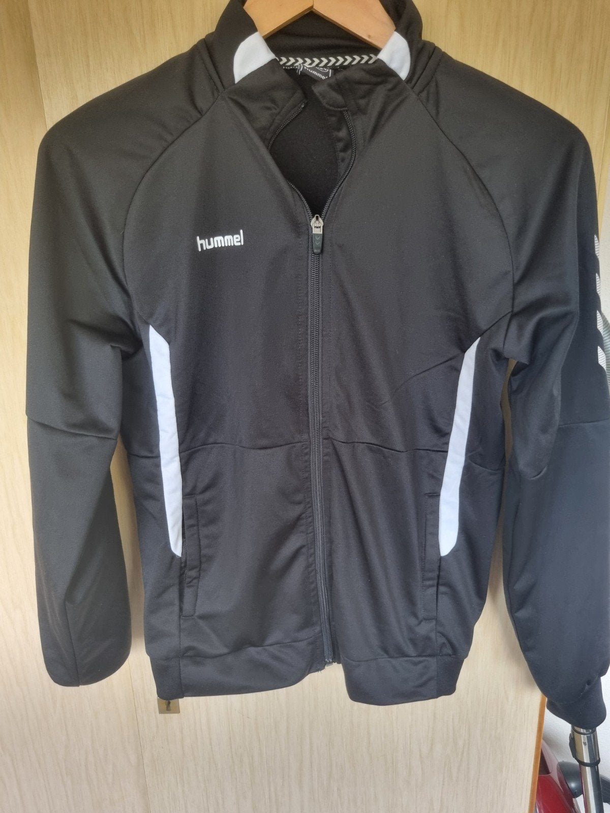 Mooi zwart sportvest jas hummel  trainingsvest 164, Sport- of Zwemkleding, Ophalen of Verzenden, Zo goed als nieuw, Hummel