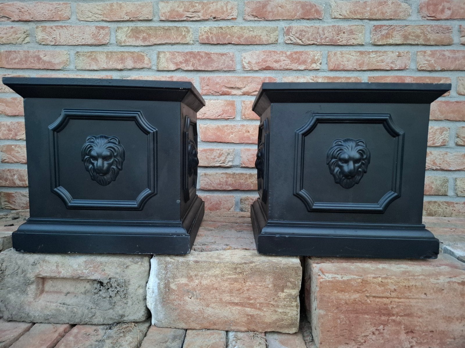 Set van 2 vierkante bloembakken met leeuwenkop, Ophalen, Overige materialen, Gebruikt, Minder dan 60 cm