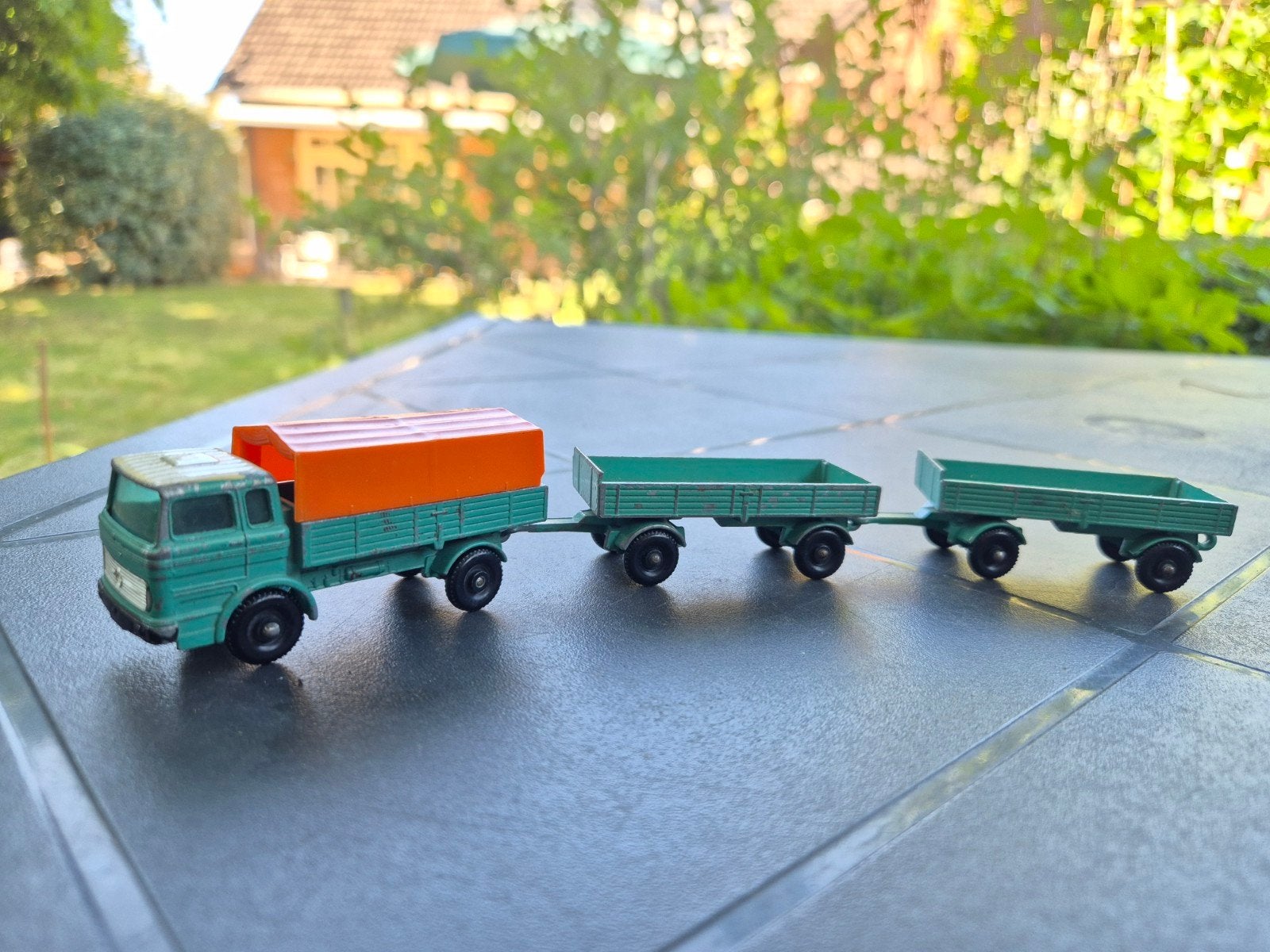 Mercedes Benz vrachtwagen met 2 aanhangers  1:64 Matchbox, Ophalen of Verzenden, Gebruikt, Bus of Vrachtwagen