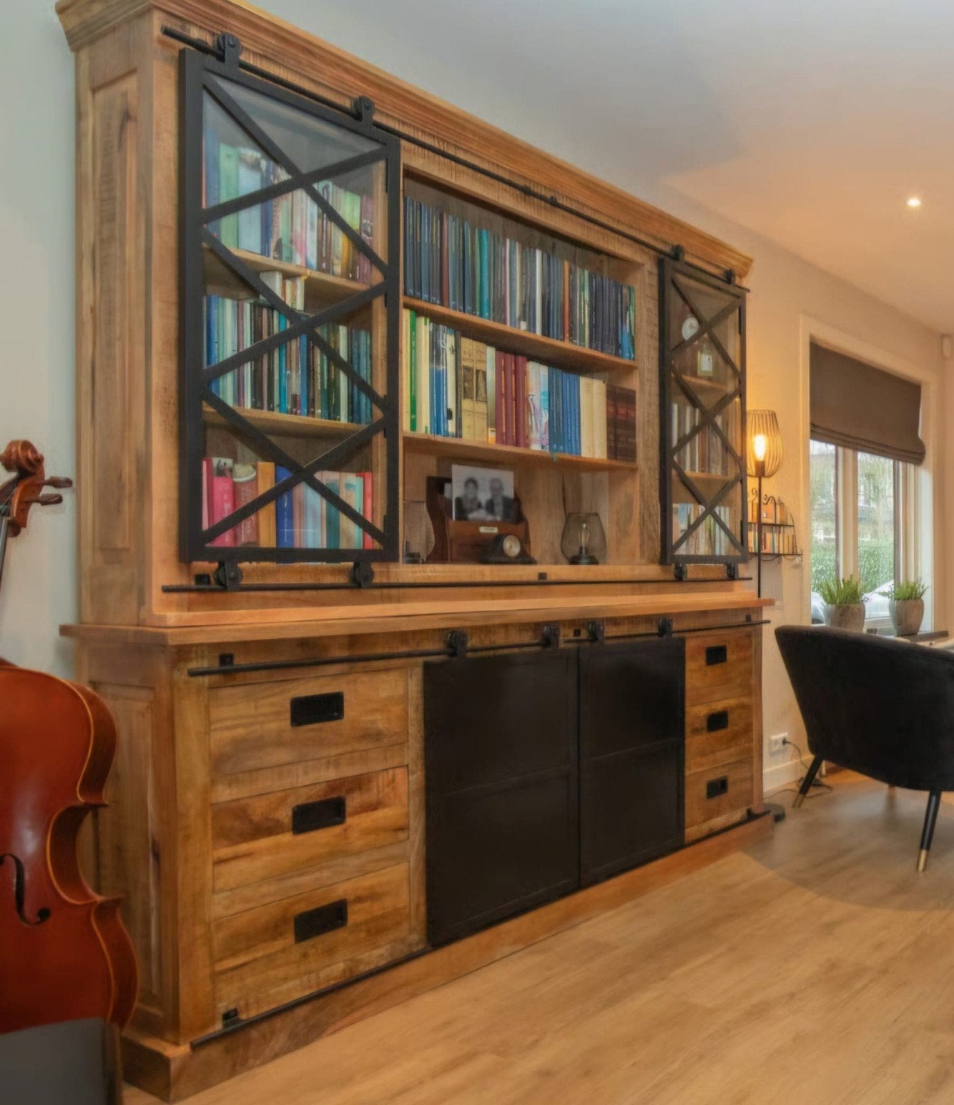 Robuuste mangohouten kast, Huis en Inrichting, Kasten | Boekenkasten, Ophalen, Gebruikt, Met deur(en), 200 cm of meer
