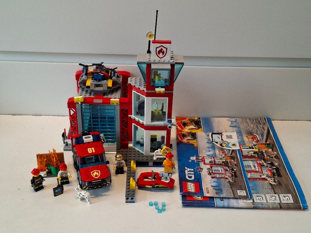 LEGO City Brandweerkazerne - 60215, Kinderen en Baby's, Speelgoed | Duplo en Lego, City, Lego, Ophalen of Verzenden, Zo goed als nieuw
