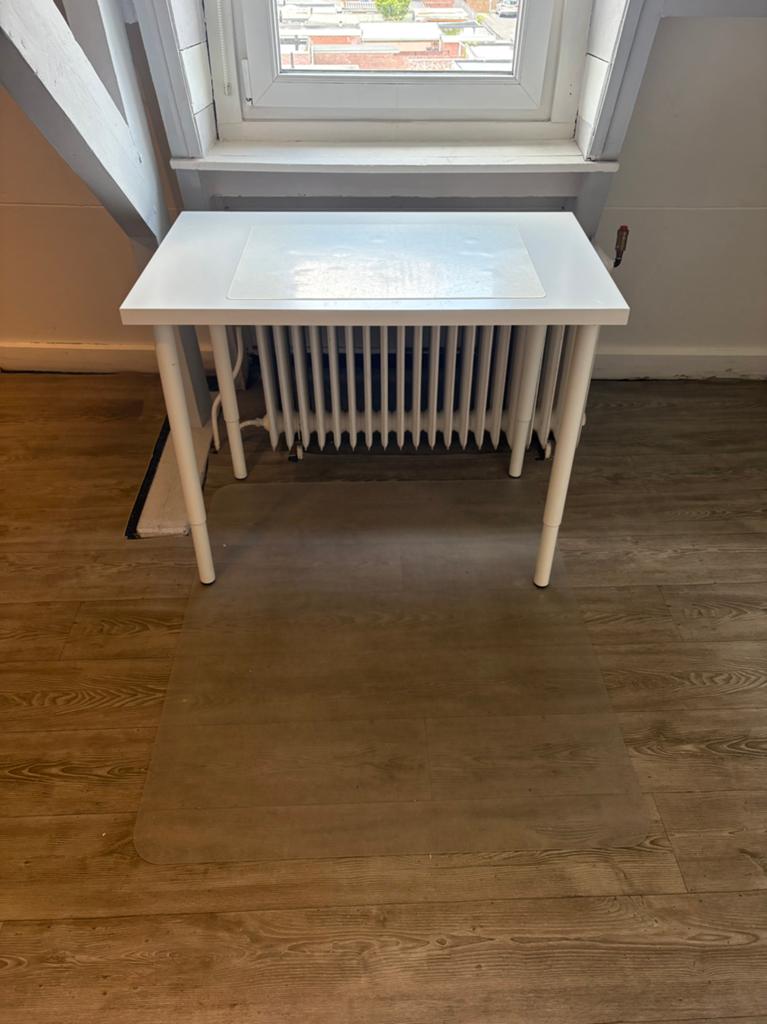 Wit Ikea bureau met verstelbare poten, Huis en Inrichting, Bureaus, Ophalen, Zo goed als nieuw, 60 cm, 100 cm
