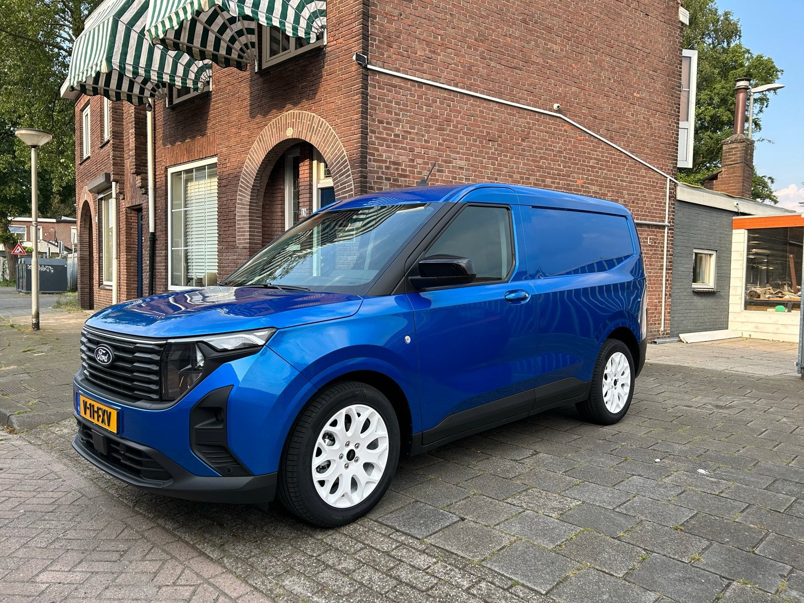 Ford Transit Courier 1.0 125pk Aut 2024 Blauw, Auto's, Blauw, 3 cilinders, Voorwielaandrijving, Automaat