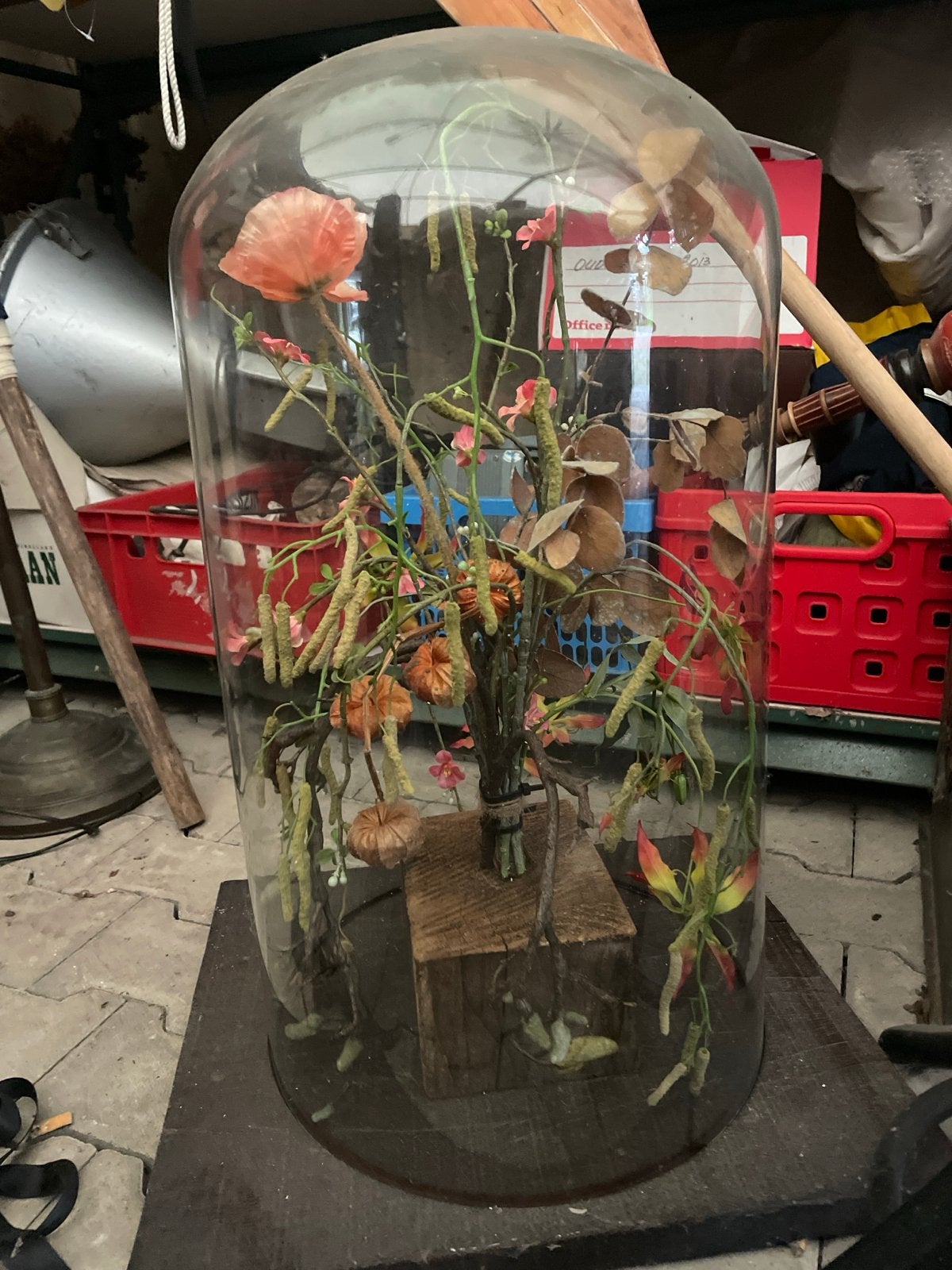 Grote glazen stolp met kunstbloemen en takken, Ophalen