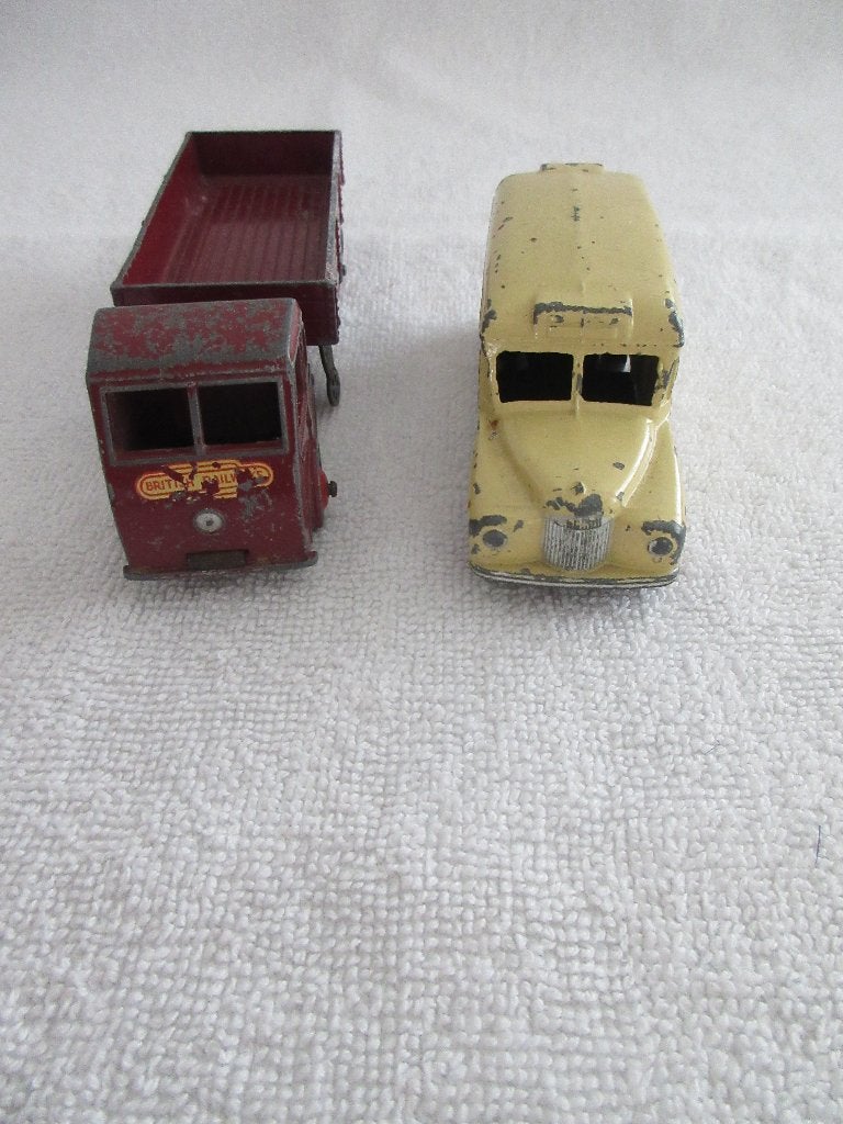 2 Dinky Toys Daimler Ambulance en Hindle Smart Helecs no 421, Ophalen of Verzenden, Zo goed als nieuw, Bus of Vrachtwagen, Dinky Toys