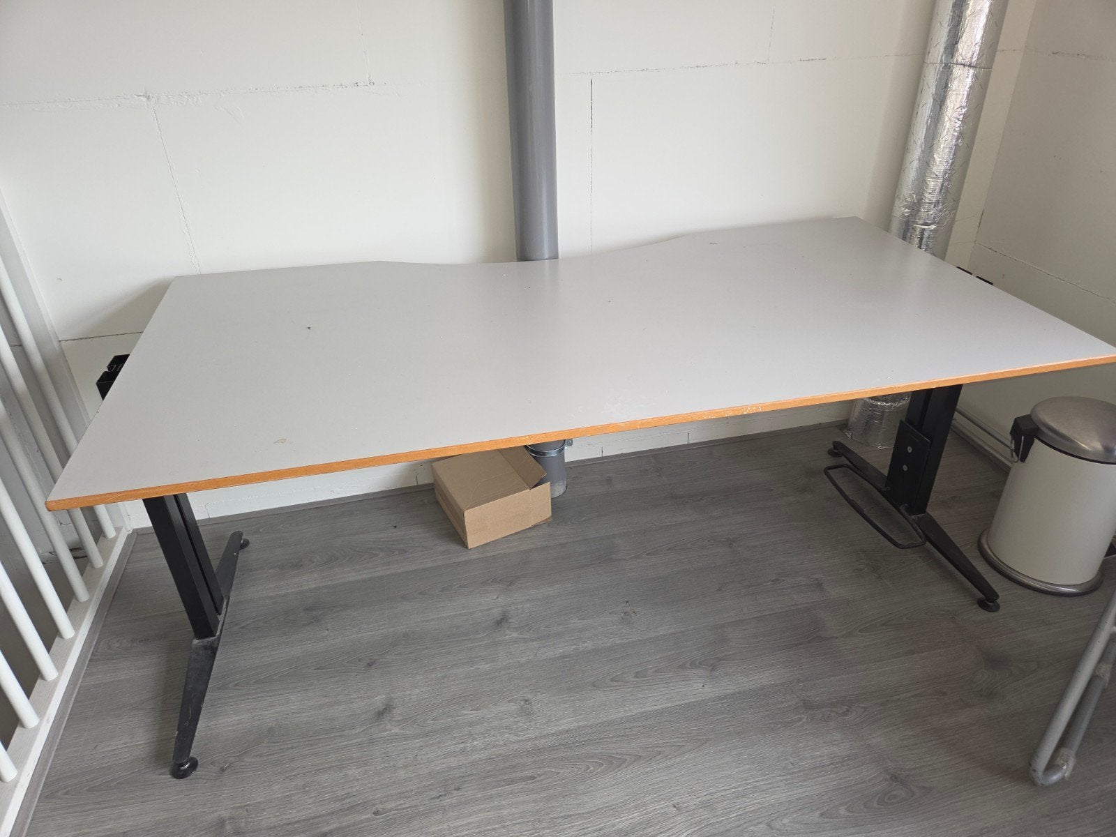Gebruikt bureau met metalen onderstel, Ophalen, Overige typen, Gebruikt, Spaanplaat of MDF
