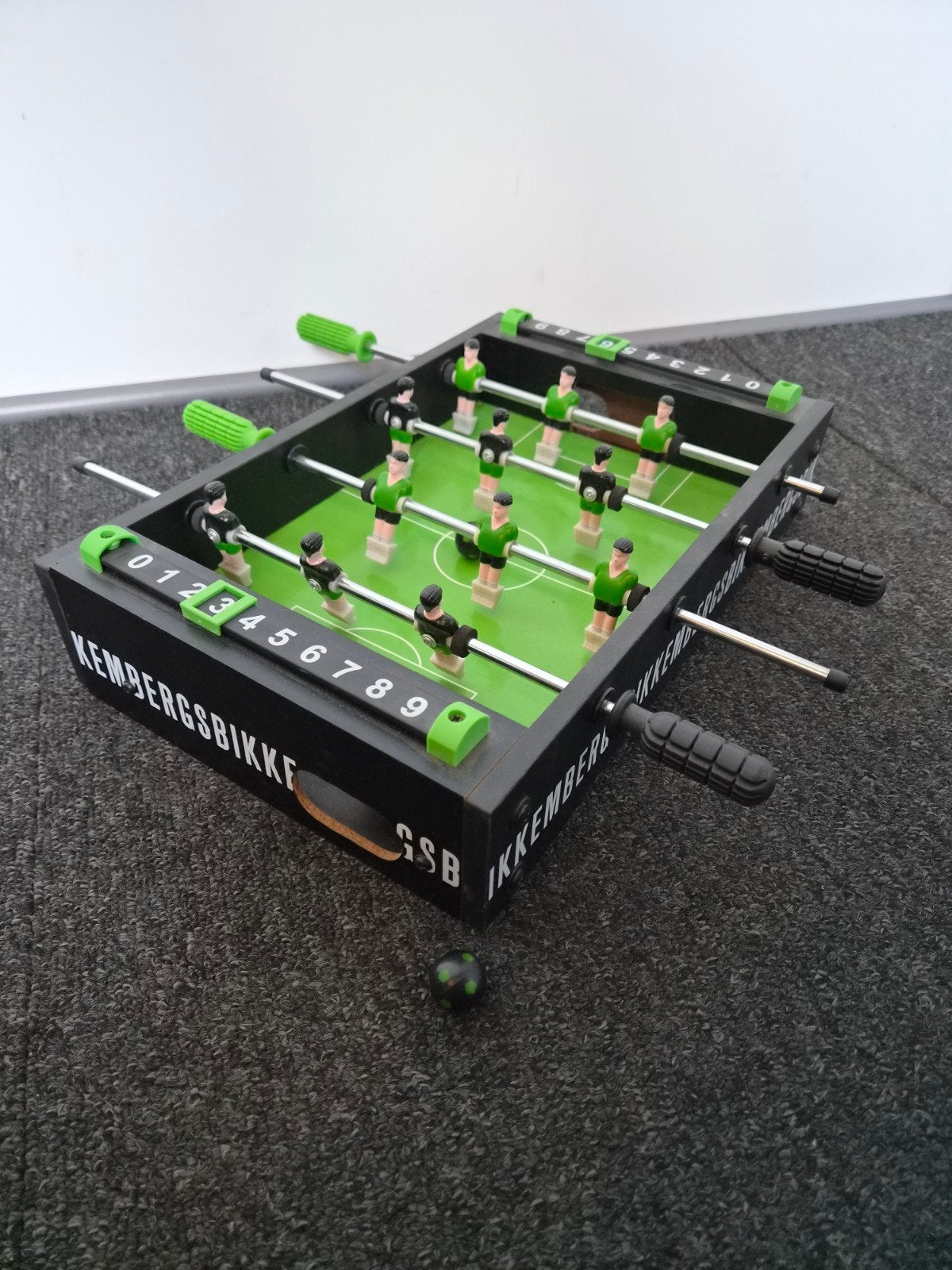 Mini voetbaltafel - Compact en speelklaar, Ophalen of Verzenden, Zo goed als nieuw