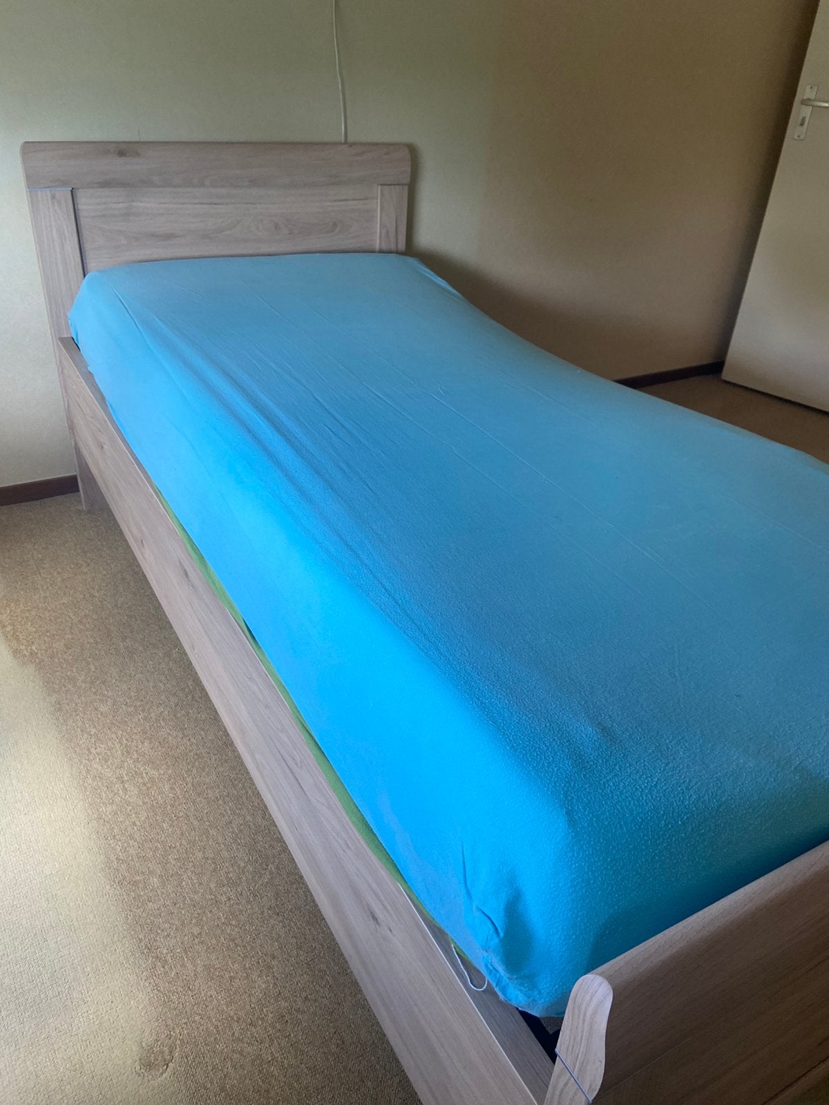 Senioren bed elektrisch, Ophalen, 90 cm, Eenpersoons, Zo goed als nieuw