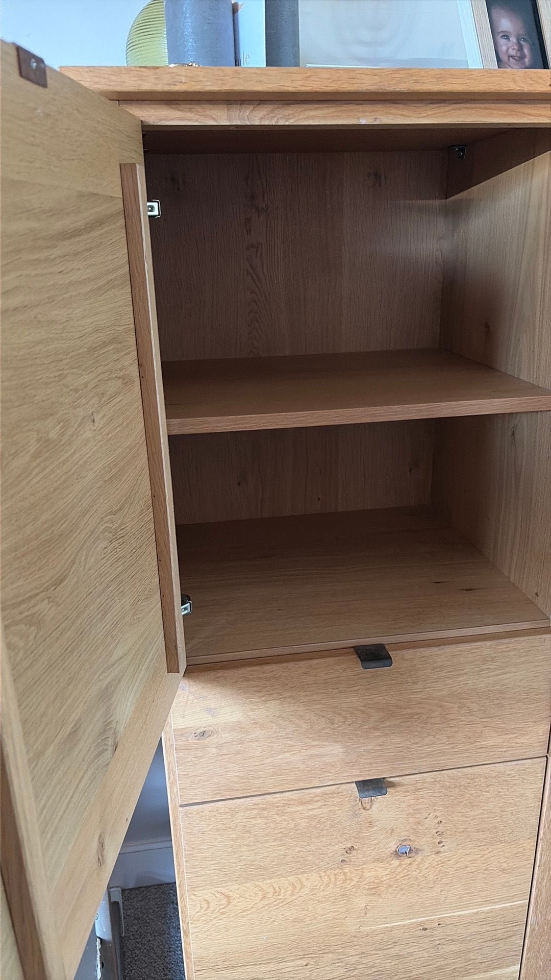 Foto 4 van Eikenhouten wandkast met deuren, lades en vitrine