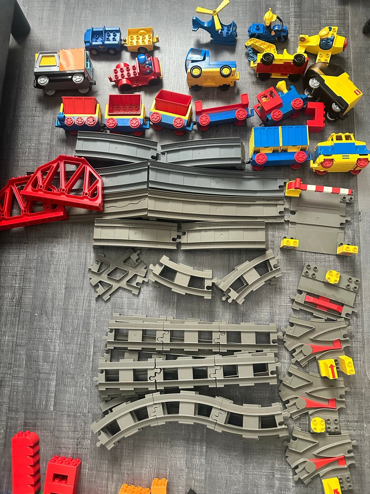 Grote partij LEGO Duplo met treinrails en voertuigen