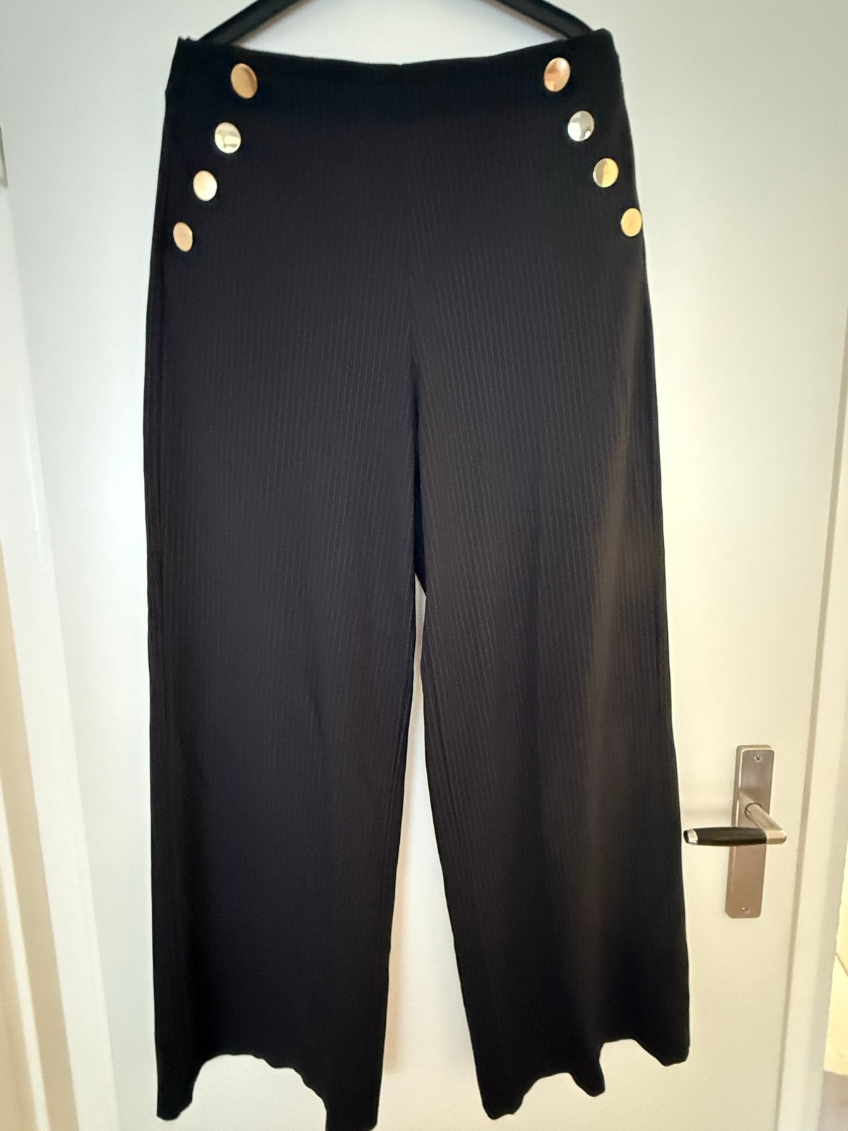 Studio Anneloes Flair broek met gouden knopen, Zwart, Maat 42/44 (L), Ophalen of Verzenden, Zo goed als nieuw