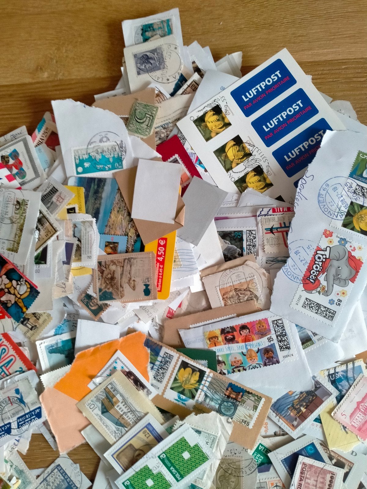 ongeveer 6,5 kilo postzegels op papier wereld, Ophalen of Verzenden, Buitenland
