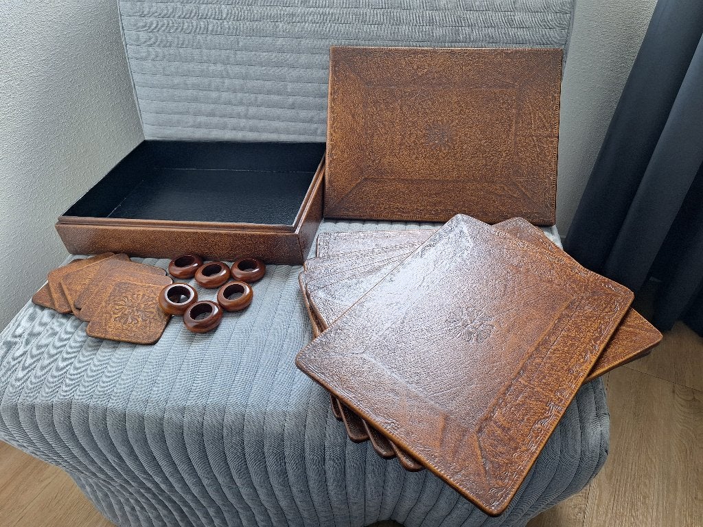 Luxe leren placemats en onderzetters, Placemat, Zo goed als nieuw, Met opbergdoos, Leer