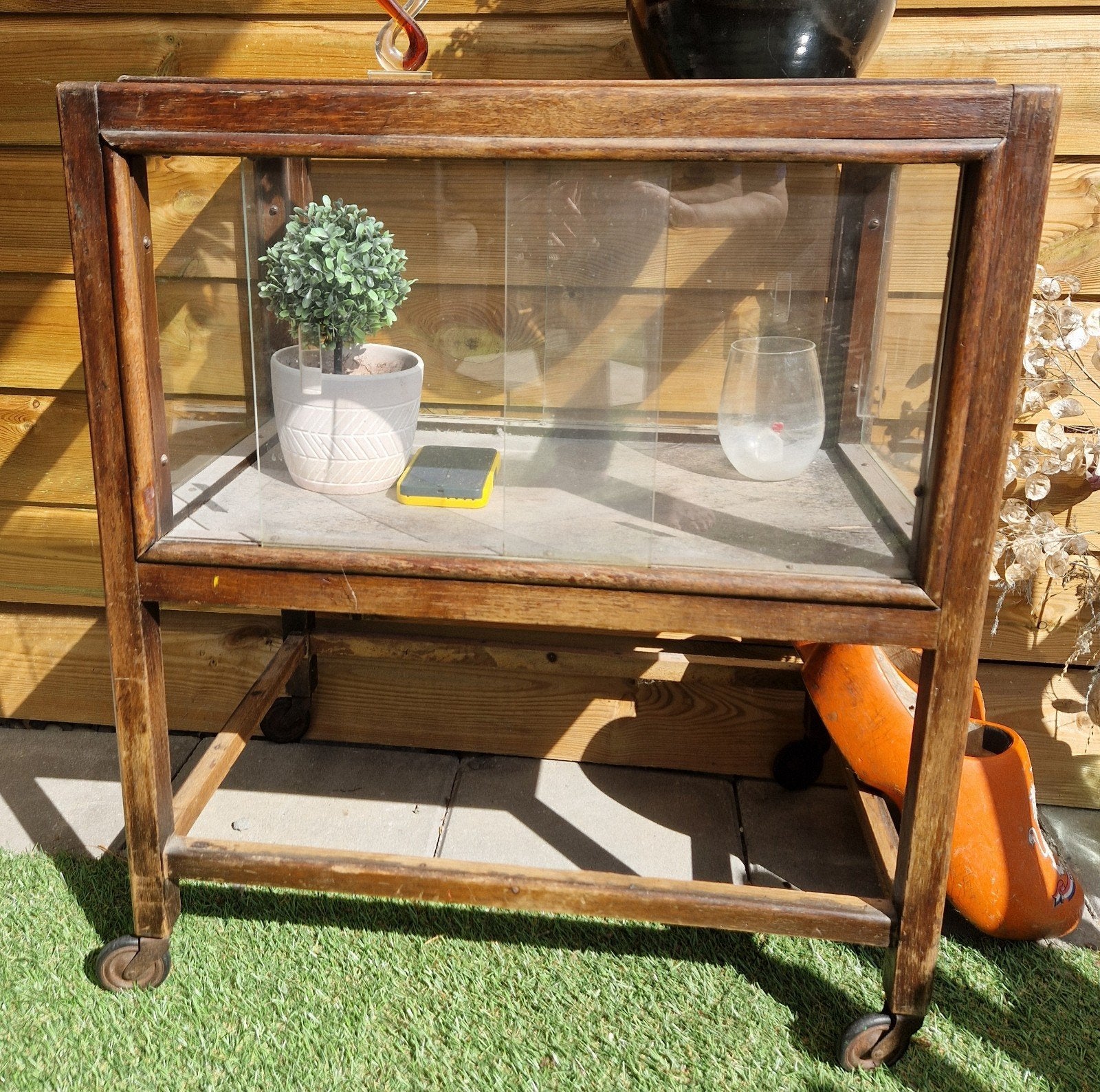Antieke /vintage houten vitrinekast op wielen, Ophalen