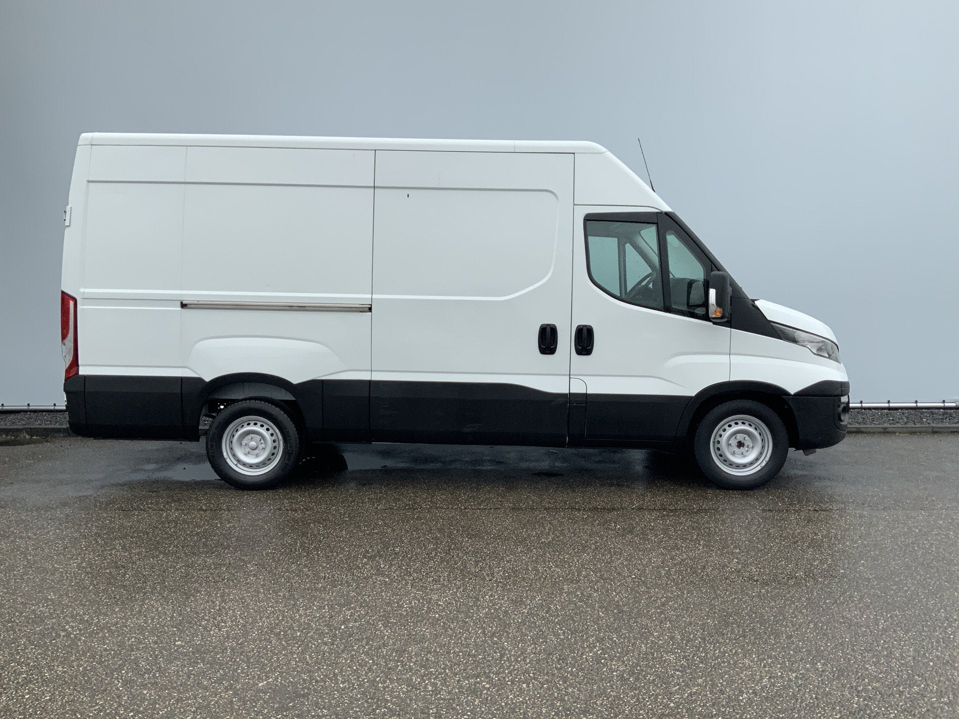Iveco Daily 35S13V 2.3 352 H2 L3 Airco 3 Zits Opstap Euro 5, 13 km/l, Euro 5, Gebruikt, Zwart