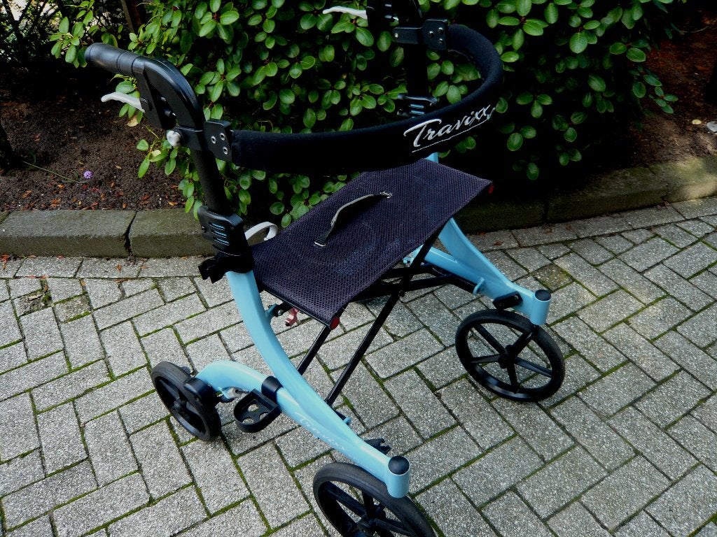 nette blauw met zwart rollator MERK: TRAVIXX  stokhouder etc, Diversen, Ophalen, Lichtgewicht, Gebruikt