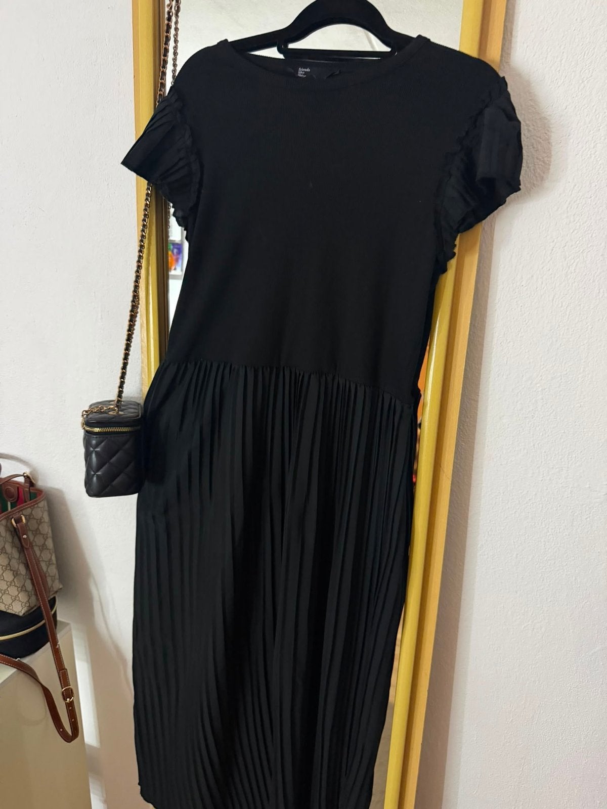 Zwarte midi jurk met plooien - Friends Like These, Kleding | Dames, Maat 38/40 (M), Zwart, Ophalen of Verzenden, Zo goed als nieuw