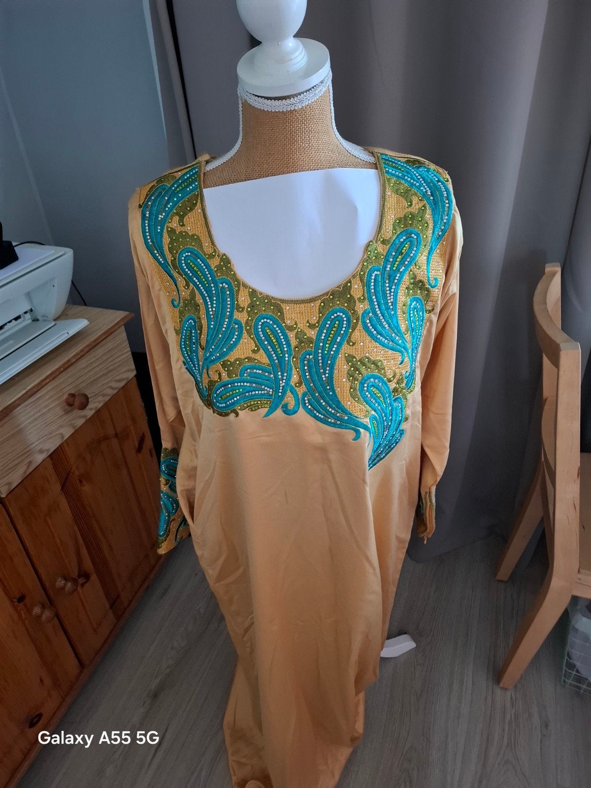 Gouden Kaftan met Blauw/Groen Borduurwerk, Maat 42/44 (L), Ophalen of Verzenden, Goud, Onder de knie