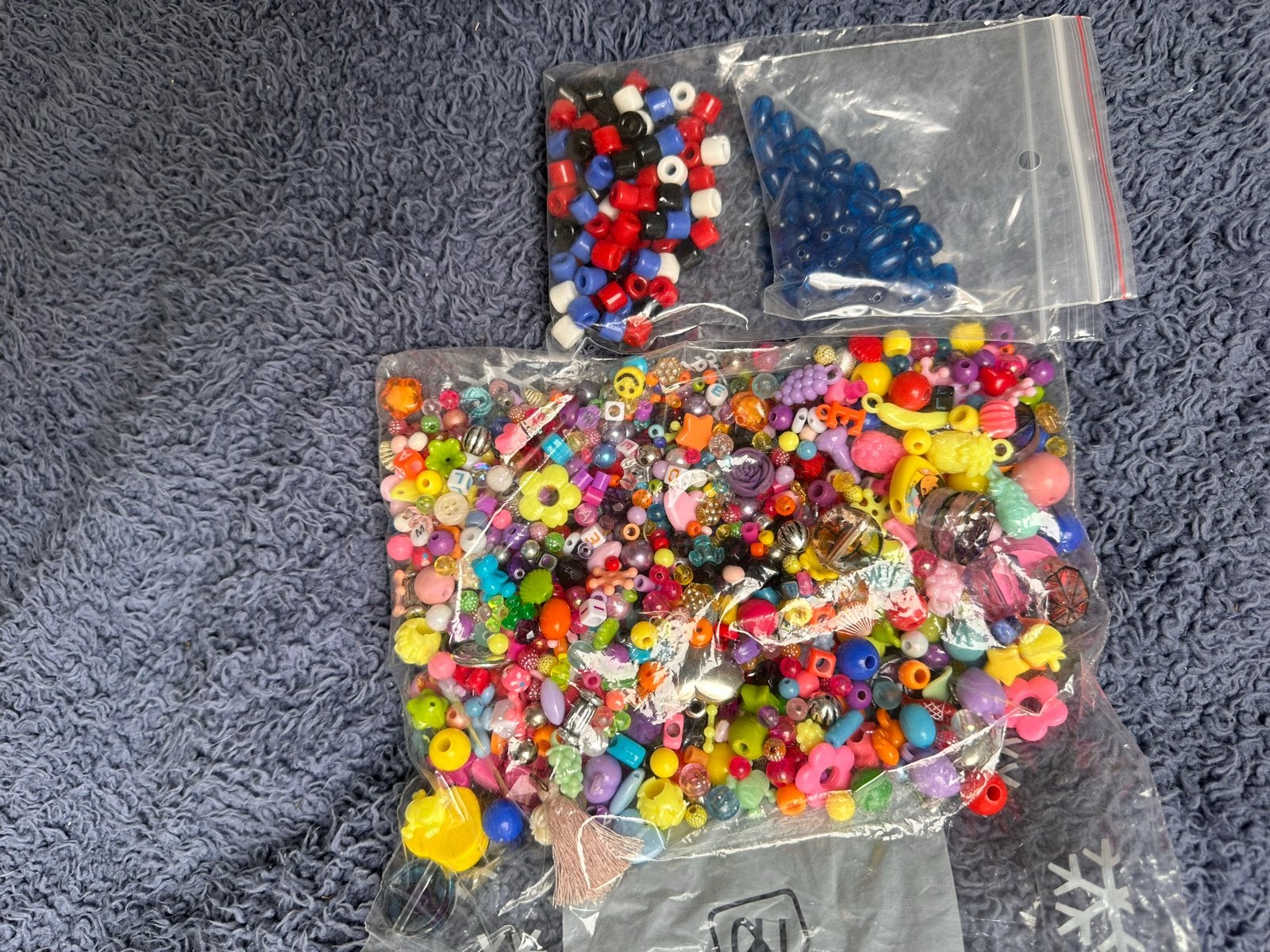 3 Zakken met plastic kralen om zelf te knutselen, speelgoed, Hobby en Vrije tijd, Ophalen of Verzenden, Gebruikt, Kraal