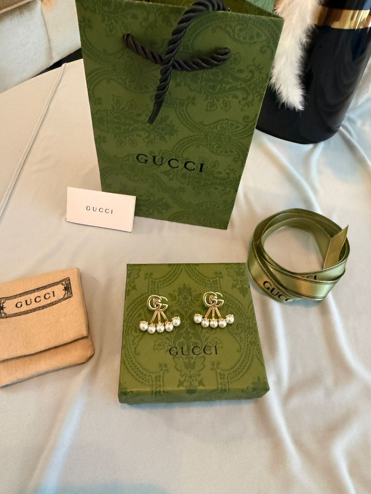 Nieuwe Gucci oorbellen met parels en GG-logo, Overige materialen, Hangers, Nieuw, Ophalen of Verzenden
