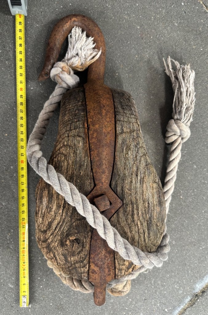 Groot oud verweerd katrol met metalen haak, Verzenden
