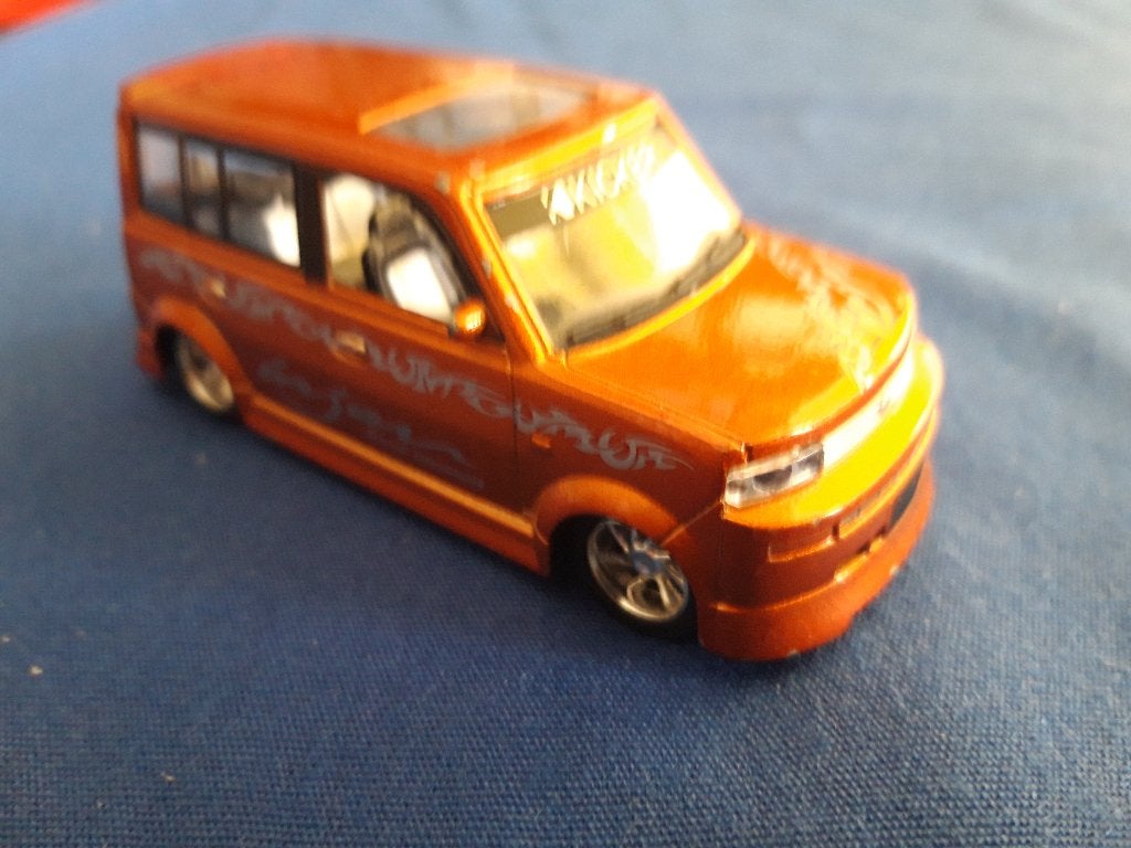Toyota bB goud metallic 1:43 Bling Bling editie, Ophalen of Verzenden, Zo goed als nieuw, Auto, Overige merken