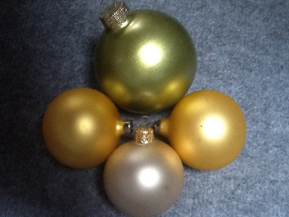 Een groene, twee gele en een crème kleurige kerstbal., Ophalen of Verzenden, Gebruikt