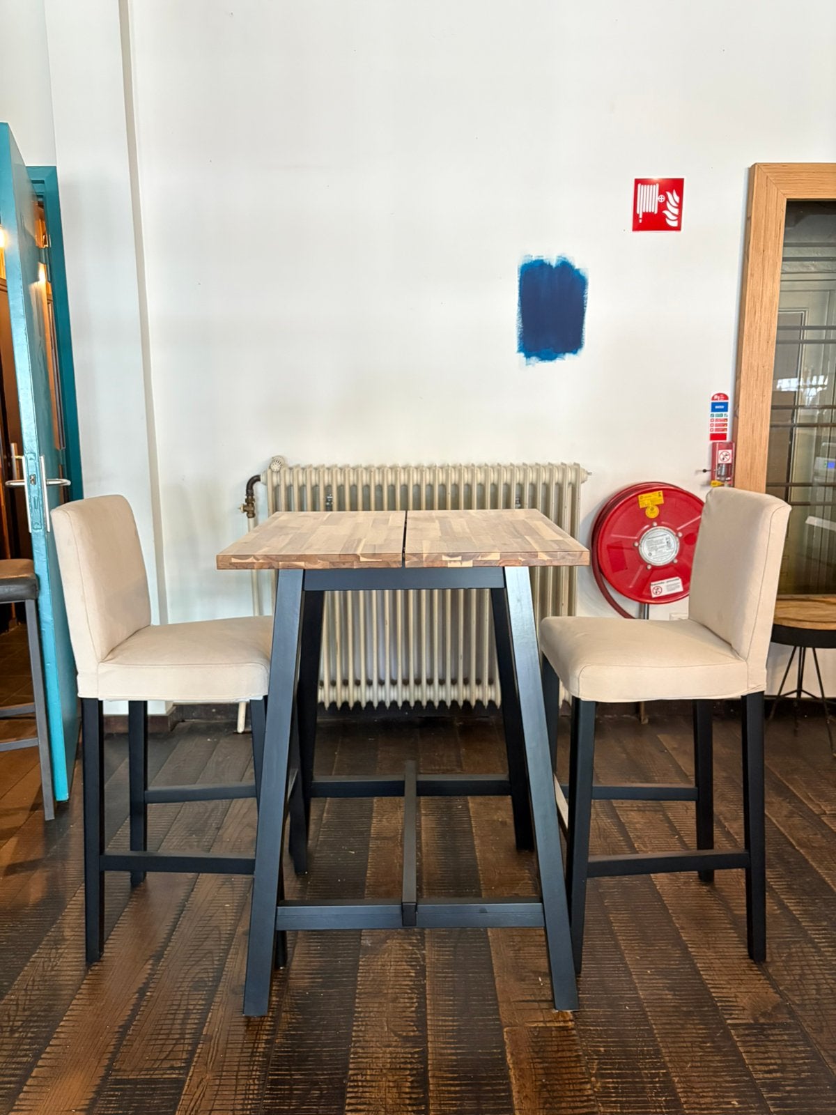 Hoge tafel met barkrukken, 2 krukken, Ophalen, Zo goed als nieuw, 60 tot 90 cm