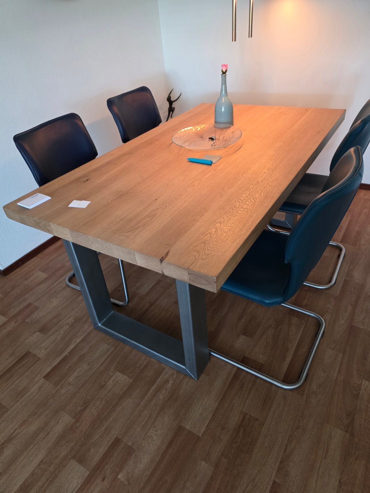 Massief houten eettafel met 4 leren stoelen (1.70x1.00m), Huis en Inrichting, Tafels | Eettafels, Gebruikt, 150 tot 200 cm, Vier personen