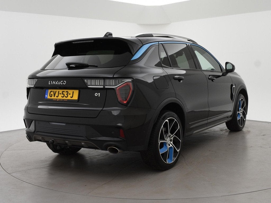 Lynk & Co 01 1.5 HYBRID 261 PK AUT. + TREKHAAK! | 360 CAMERA, Auto's, Lynk & Co, Stof, Euro 6, Zwart, Plug-in hybride