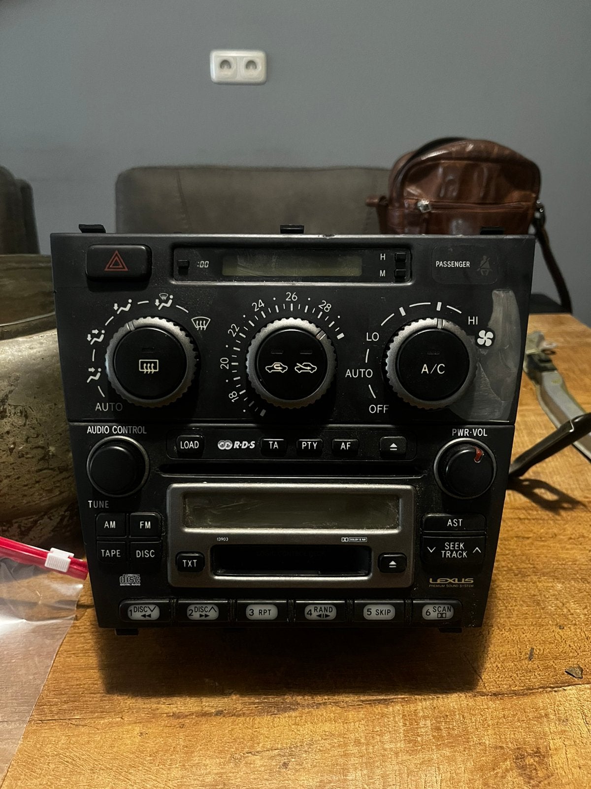 Lexus is200 originele radio+climate control, Ophalen of Verzenden, Zo goed als nieuw