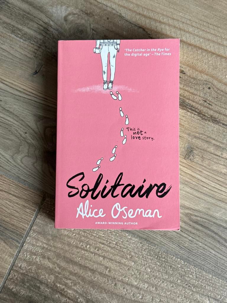 Solitaire - Alice Oseman (Engels), Boeken, Romans, Gelezen, Europa overig, Ophalen of Verzenden