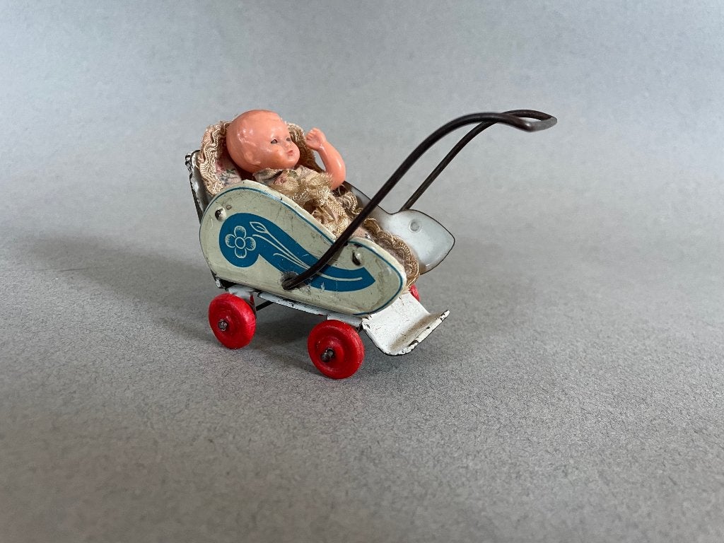 Klein antiek blikken poppenwagentje met popje, vooroorlogs, Antiek en Kunst, Antiek | Speelgoed, Ophalen of Verzenden