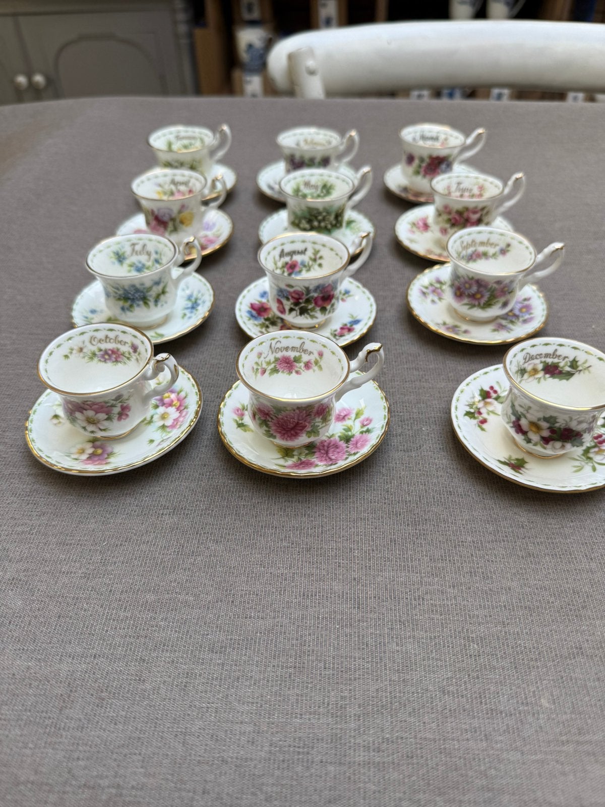 Royal Albert mini kop en schotel flowers of the month, Antiek en Kunst, Antiek | Servies compleet, Ophalen of Verzenden