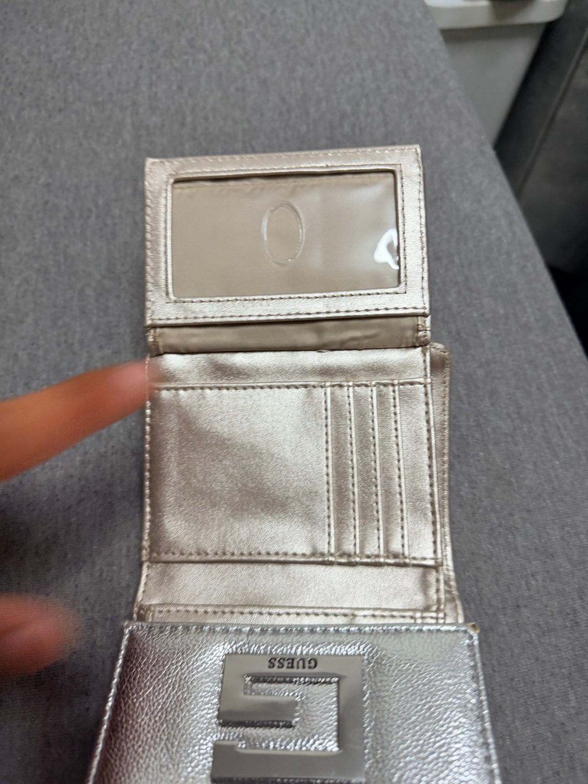 Zilveren Guess beurs - Compact en stijlvol, Ophalen of Verzenden, Gebruikt, Overige kleuren, Guess
