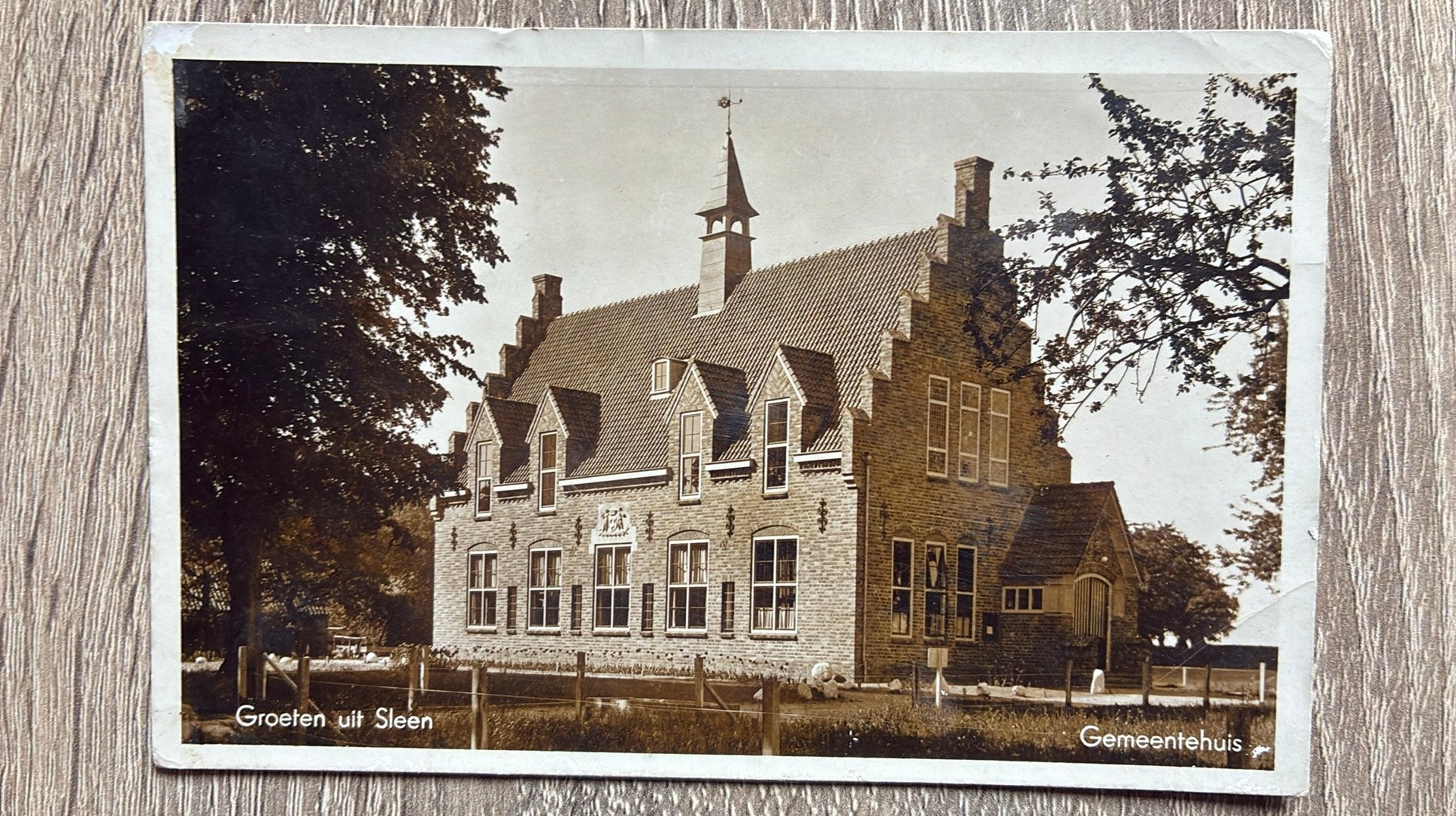 Oude ansichtkaart Gemeentehuis Sleen militair Padang, Ophalen of Verzenden, 1920 tot 1940, Gelopen, Drenthe