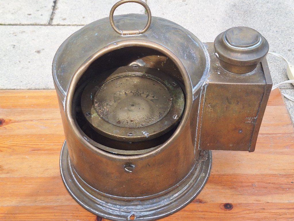 Antiek koperen scheepskompas in koperen huis., Ophalen