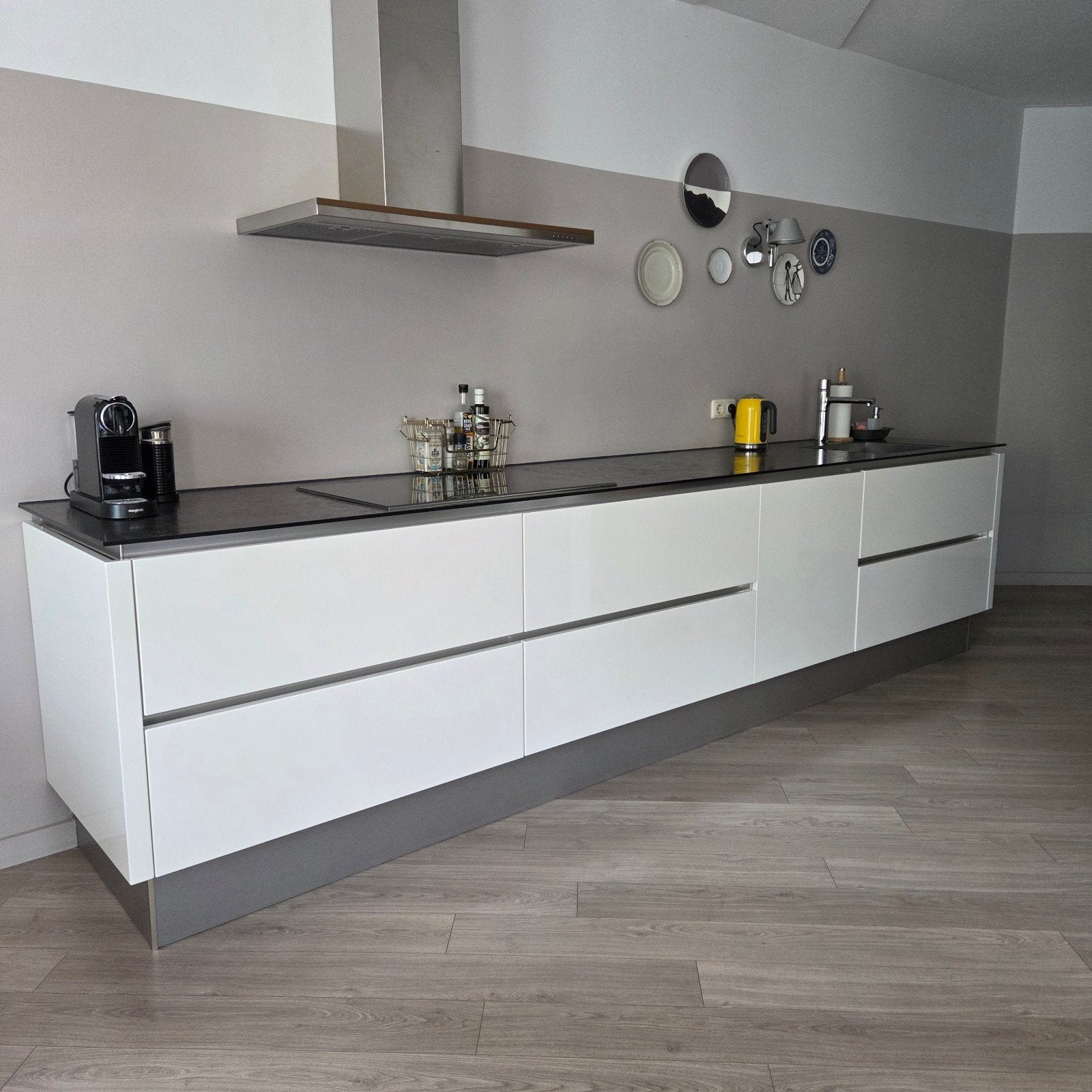 Complete Grando keuken – hoogglans wit & donkere houtlook, Ophalen, Gebruikt, Greeploos