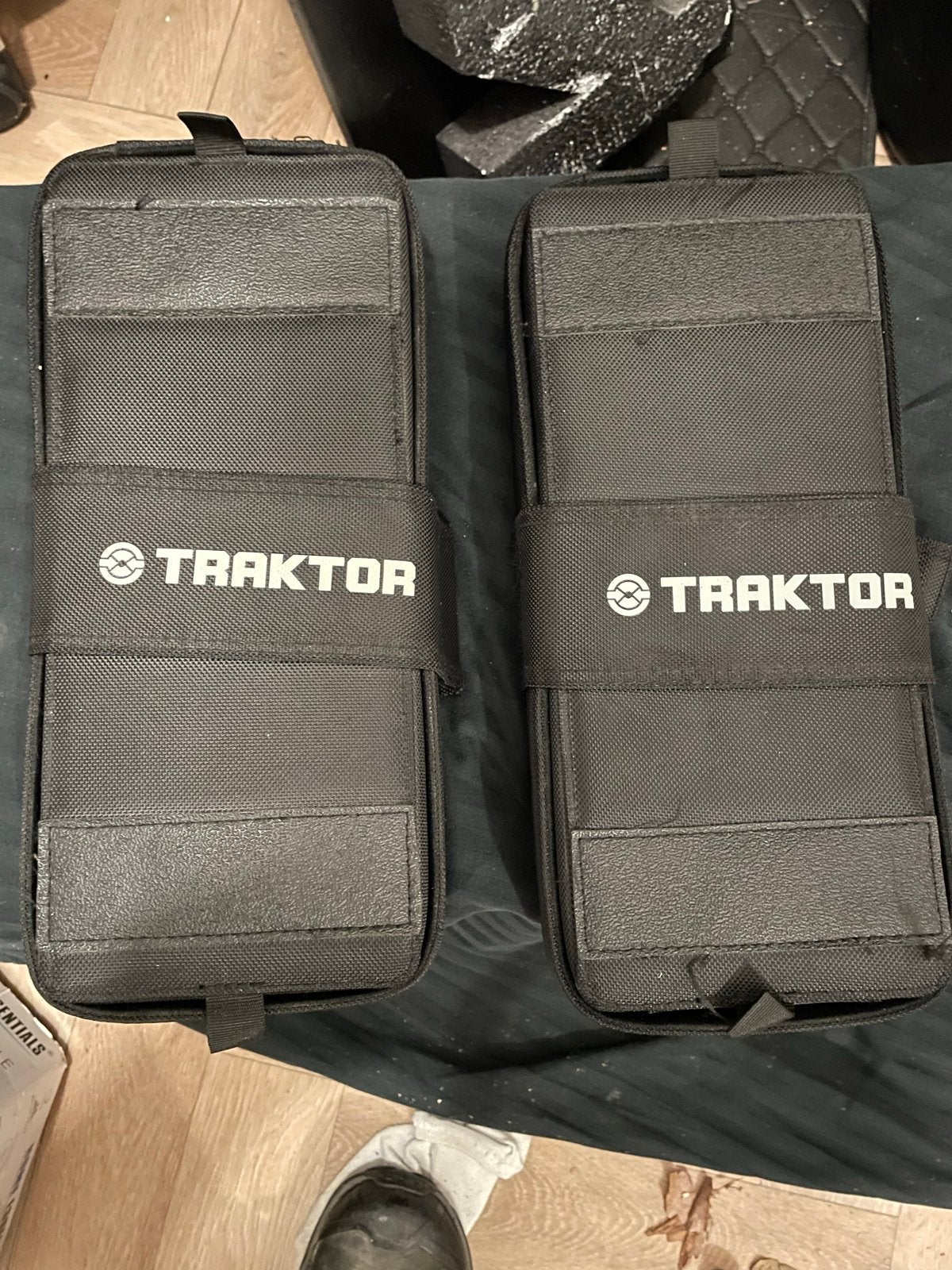 2x Traktor Kontrol X1 DJ Controller met hoes (2 stuks), Ophalen of Verzenden, Gebruikt, Dj-set, Overige merken