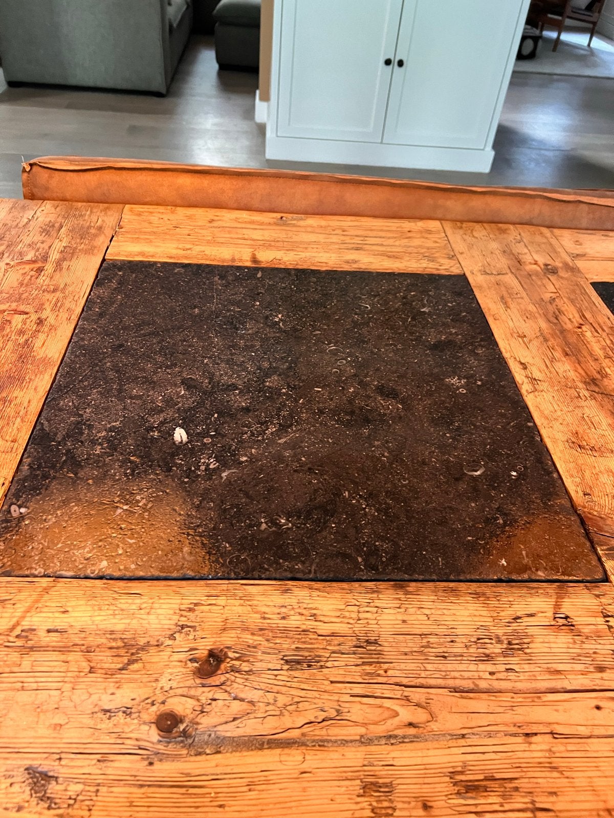 Foto 7 van Grote houten eettafel met natuursteen en 7 zitplaatsen