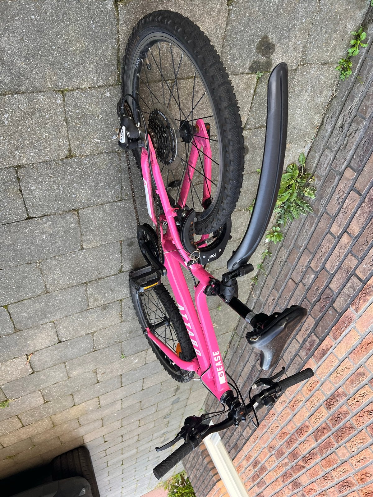 Foto 4 van Roze Attabo kinderfiets 20 inch met slot en verlichting