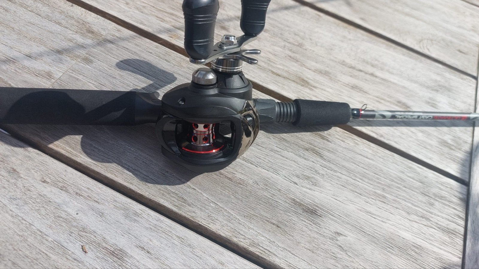 Ultimate Cast Special Werphengel met Baitcaster Molen, Ophalen, Zo goed als nieuw, Complete hengel