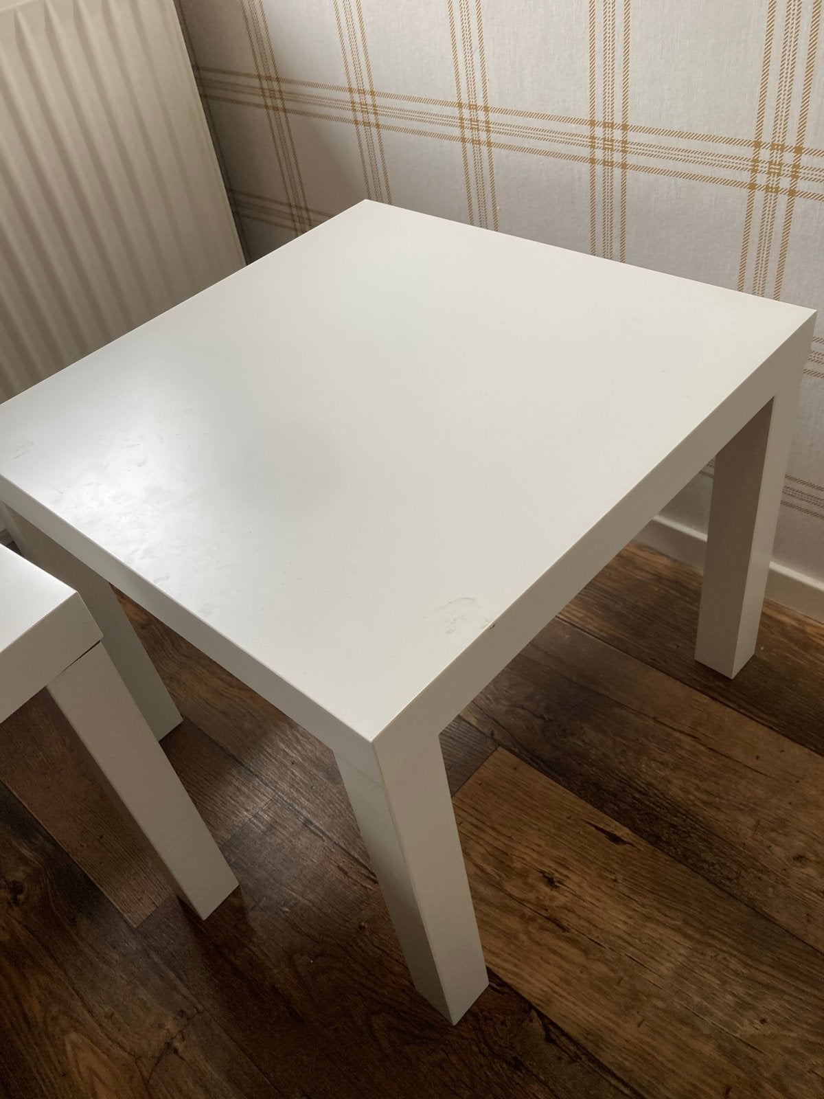 Twee witte bijzettafeltjes van IKEA, Ophalen, Minder dan 45 cm, Gebruikt, Vierkant