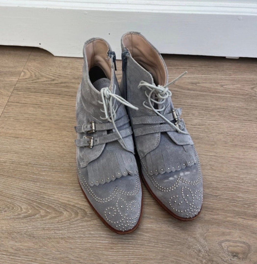 Pertini suède enkellaarsjes met studs en gespen - 37, Kleding | Dames, Schoenen, Lage of Enkellaarzen, Ophalen of Verzenden, Grijs