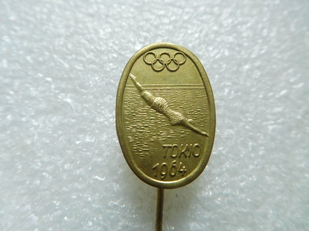 speldje Olympische spelen Tokio 1964 zwemmen, Verzamelen, Speldjes, Pins en Buttons, Verzenden, Zo goed als nieuw, Sport