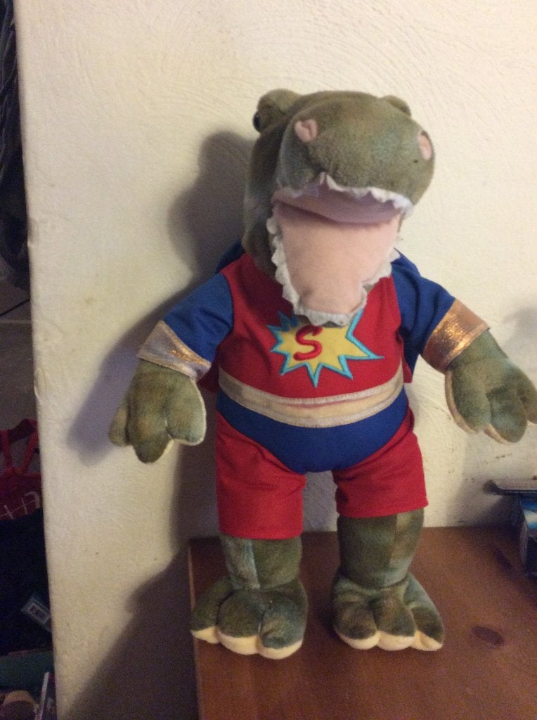 Dinosaurus in superman kostuum knuffel, 45 cm hoog, Ophalen of Verzenden, Gebruikt, Dinosaurus, Met kleding of accessoire