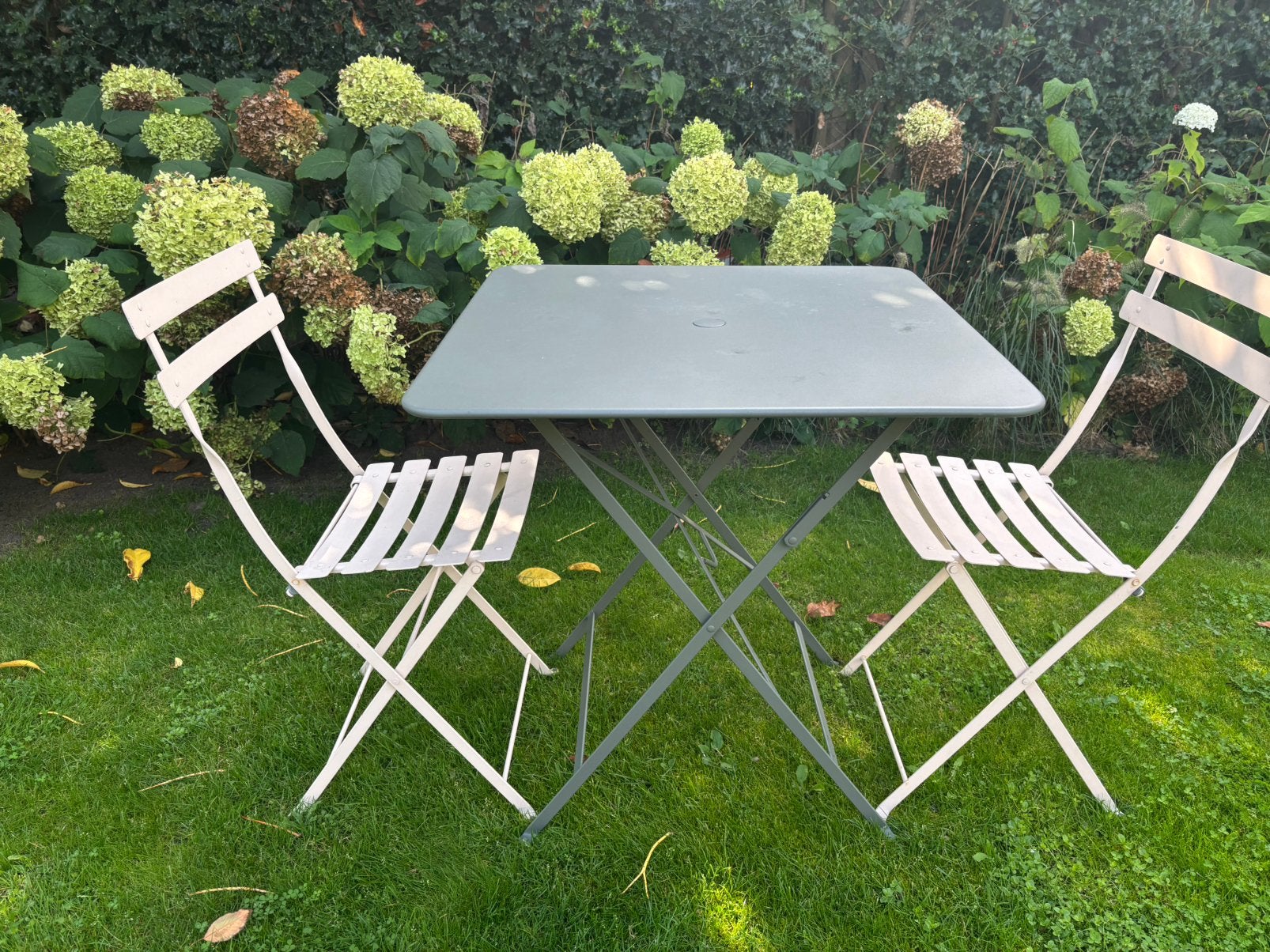 Twv 383 euro: Fermob Bistro 71x71 tafel + 2x Latte stoel, Tuin en Terras, Gebruikt, Aluminium, Tuinset, Eettafel