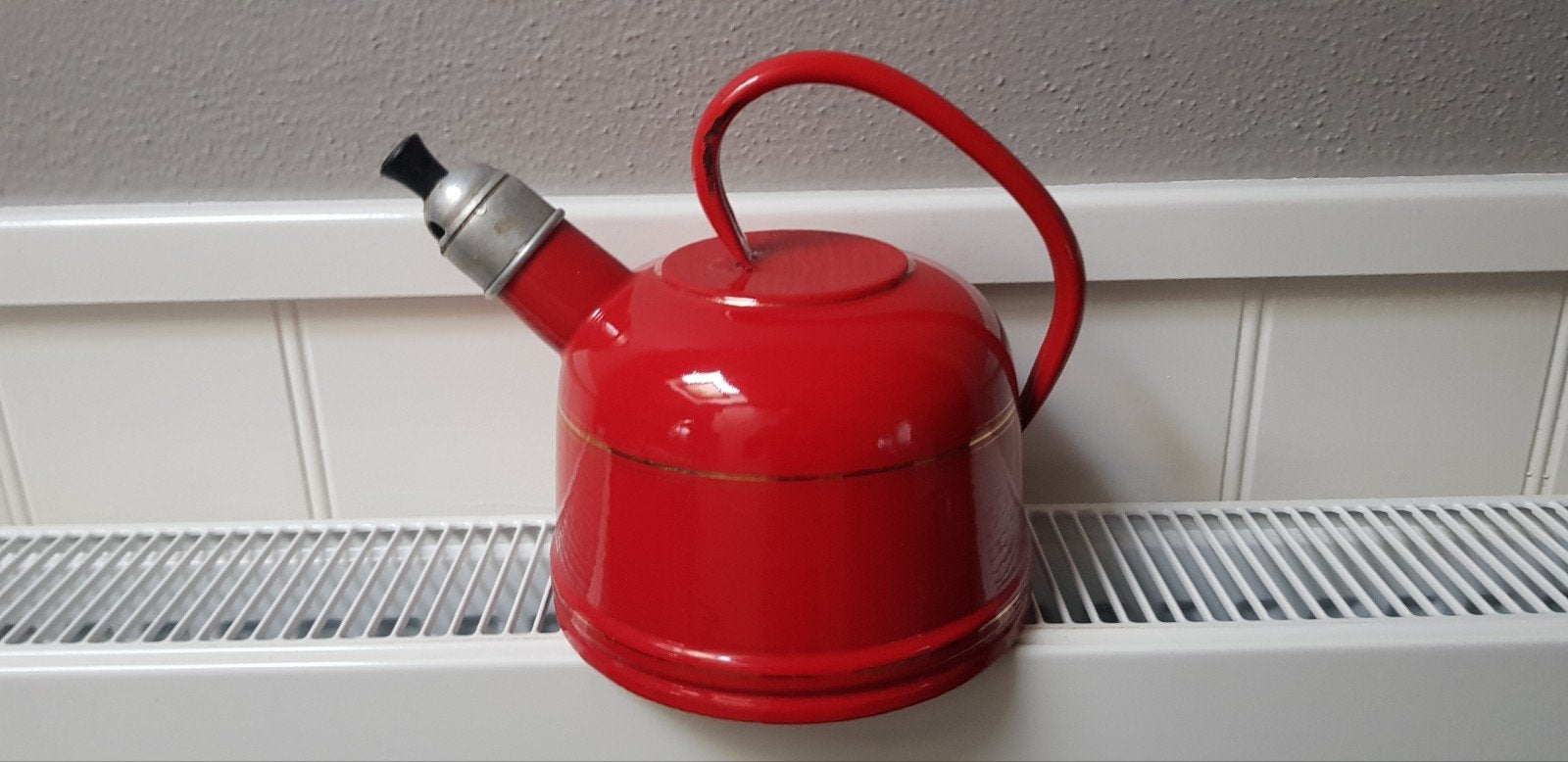 Rood emaille Fluitketel bk gouden bies, Ophalen of Verzenden