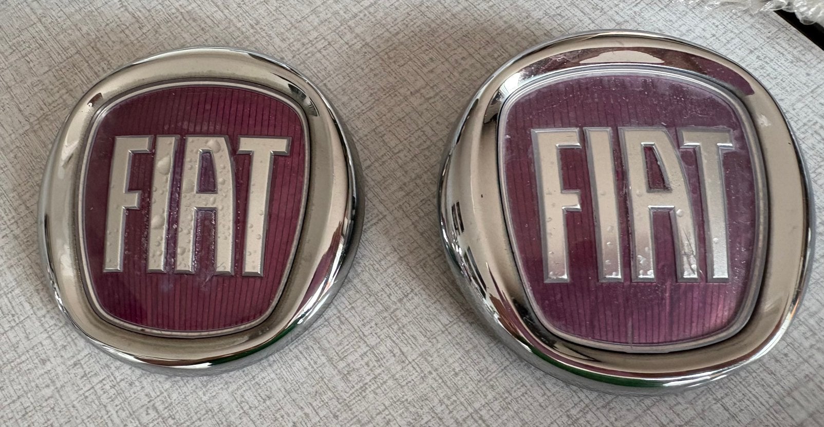 Fiat 500 Emblemen - Set van 2 (14 jaar oud), Gebruikt, Voor, Ophalen of Verzenden, Fiat